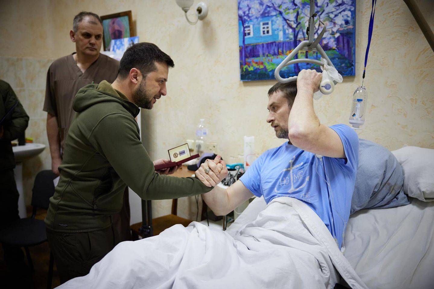 Зеленски посети ранени във военна болница